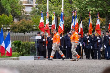 Toulouse, Fransa - 8 Mayıs 2024 - Savaş Anıtı temsilcileri Zafer Günü 'nde çelenk bırakmak için Savaş Anıtı' na gittiler.