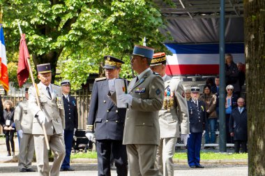 Toulouse, Fransa - 8 Mayıs 2024 - Bir ordu yüzbaşısı, protokol başkanı, Prefect P.A Durand, General F. Danigo ve emir subayı Zafer Günü töreni için Savaş Anıtı 'na vardılar.