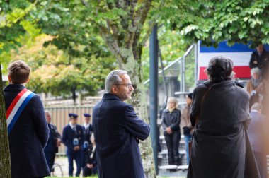 Toulouse, Fransa - 8 Mayıs 2024 - Üç renkli kuşakla, Sol Temsilci Franois Piquemal ve Sosyalist Konsey Başkanı Sbastien Vincini Zafer Günü törenine katıldı