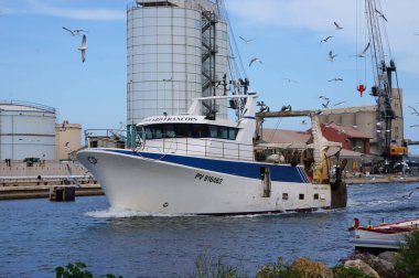 Port-la-Nouvelle, Fransa - 5 Nisan 2024 - Fransız tersane üreticisi Martinez İnşaat Navales tarafından üretilen balıkçı teknesi Giovanni Jean, Akdeniz 'den geri döndü