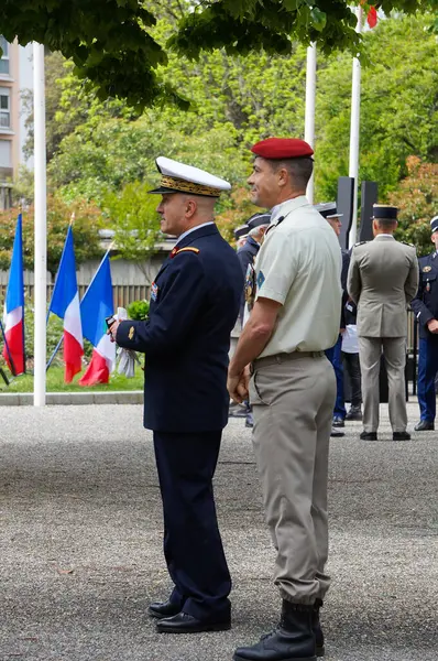 Stock image Toulouse, France - May 8, 2024 - A high-ranking military physician with the Army Health Service talks with a lieutenant-colonel with the 11th Parachute Brigade, at the Victory Day commemoration