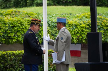 Toulouse, Fransa - 8 Mayıs 2024 - Occitanie Jandarma Bölgesi Komutanı Tümgeneral Charles Bourillon, Zafer Günü 'nde askeri protokolden sorumlu subay G. Gourlier ile birlikte