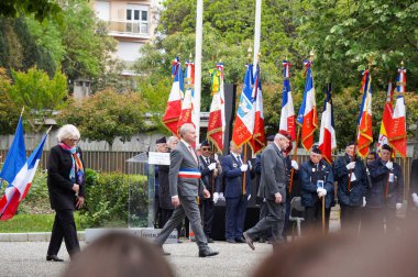 Toulouse, Fransa - 8 Mayıs 2024 - Belediye Başkanı Jean-Luc Moudenc İkinci Dünya Savaşı Zafer Günü askeri töreninde Vatansever Dernekler ve Silahlı Kuvvetler gazileri ile birlikte