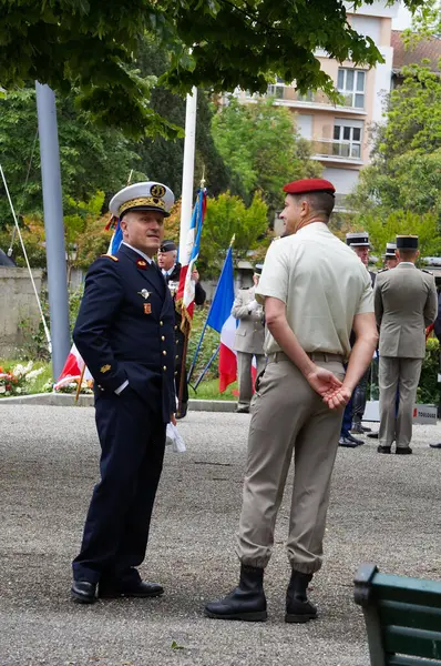 Stock image Toulouse, France - May 8, 2024 - A high-ranking military physician with the Army Health Service talks with a lieutenant-colonel with the 11th Parachute Brigade, at the Victory Day commemoration