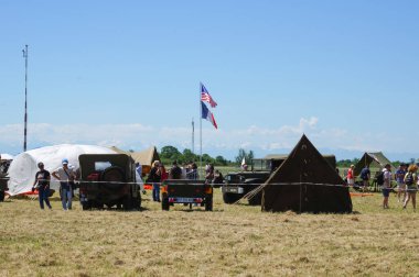 Lherm, Fransa - 11 Mayıs 2024 - 2. Dünya Savaşı 'nda Muret-Lherm havaalanındaki bir Amerikan askeri kampının AirExpo gösterisi sırasında yeniden canlandırılması; arka planda Pireneler Dağı Sıradağları