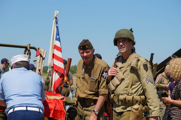 Лерм, Франция - 11 мая 2024 года - Историческая реконструкция военного лагеря США времен Второй мировой войны на аэродроме Мюре-Лерм во время выставки AirExpo: фигуры, одетые как солдаты, коричневая униформа