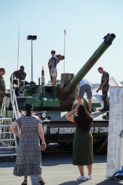 Chlon-en-Champagne - 9 Eylül 2023 - Fransız Ordusu 'nun Leclerc Ana Muharebe Tankı (MBT) etrafında toplanan kalabalık, Chlon Fuarı' nda sergilendi.