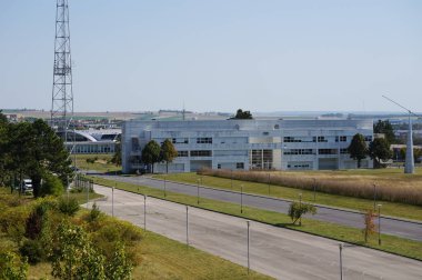 Reims, Fransa - 9 Eylül 2023 - Moulin de la Housse, Reims Bilim Kampüsü Champagne-Ardenne Üniversitesi 'nin (URCA) ana, beyaz ve beton öğretim binası; solda ICOS Tower