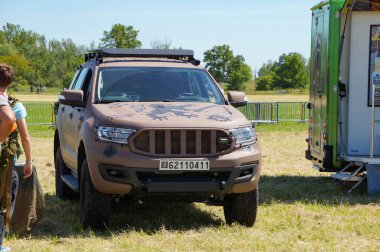 Lherm, Fransa - 11 Mayıs 2024 - AirExpo Havaalanı 'ndaki RMAT (malzeme alay) bir Acmat VT4 taktik aracı; başlangıçta sivil bir SUV, model Fransız Ordusu için Arquus tarafından uyarlanmıştır.