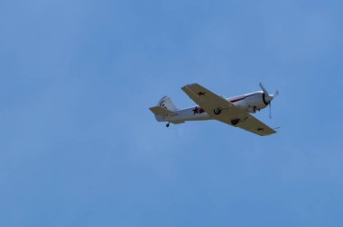 Lherm, Fransa - 11 Mayıs 2024 - 1980 'lerden kalma bir Yakvolvev Yak-50, AirExpo hava gösterisi sırasında bir Sovyet eğitim uçağı, Muret-Lherm Aerodrome' da akrobatik hareketler yapıyor.