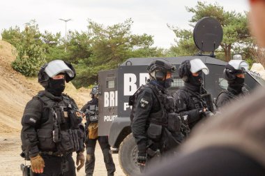 Paris Nord Villepinte, Fransa - 20 Haziran 2024 - BRI-PP 'nin ağır donanımlı memurları, Paris Polis Bölgesi Araştırma ve Müdahale Tugayı, bir PVP aracı tarafından poz verdi