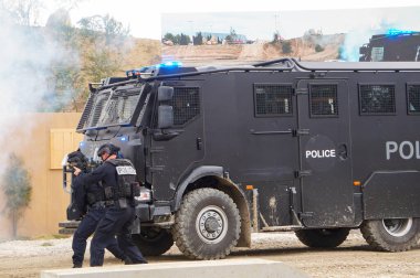 Paris Nord Villepinte, Fransa - 25 Haziran 2024 - Fransız üretici Essone Scurit (Armoric Holding) tarafından üretilen korunan bir polis aracı olan Century D14 'ün Eurosatory Silah Fuarında canlı demo)