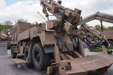 Paris Nord Villepinte, Fransa - 25 Haziran 2024 - Fransız Ordusu 'nun CAESAR' ı, Avrupa silah fuarında sergilenen Renault Sherpa 6x6 kamyonunda Nexter Systems (KNDS) tarafından 155 mm itilmiş bir havan topu