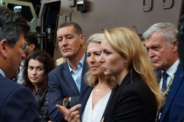 Paris Nord Villepinte, Fransa - 25 Haziran 2024 - Muhafazakar MEP 'ler Marion Marchal ve Laurence Trochu, Avro Fuarı sırasında Fransız zırhlı araç üreticisi Arquus' un standını ziyaret ettiler