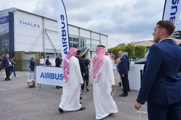 stock image Paris Nord Villepinte, France - June 25, 2024 - An official delegation likely from the Saudi Arabian armed forces arrives at the Airbus Eurosatory stand, where a French H175M helicopter is exhibited