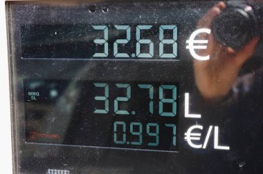 Toulouse, Fransa - 7 Temmuz 2024 - Japon benzin üreticisi Tatsuno 'dan bir LPG yakıt dağıtıcısında dijital ekran, toplam fiyatı, hacmi ve oranı gösteriyor