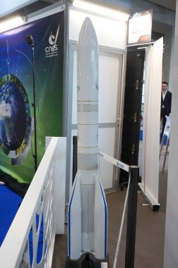 Aussonne, Fransa - 24 Mayıs 2024 - MEETT Uzay Festivali 'nde sergilenen Fransız ve Avrupa Uzay Ajansları Arianespace tarafından geliştirilen yeni fırlatma aracı Ariane 6' nın ölçekli modeli