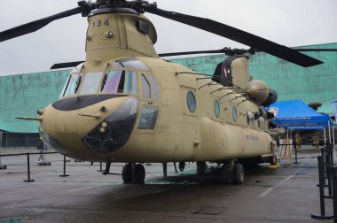 Paris Nord Villepinte, Fransa - 20 Haziran 2024 - Boeing CH-47 ağır yük askeri helikopteri Eurosatory Uluslararası Silah Fuarı 'nda sergilenmektedir.