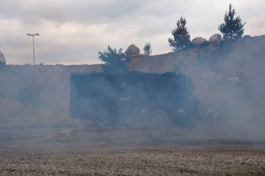 Paris Nord Villepinte, Fransa - 25 Haziran 2024 - Avro Bölgesi Silah Fuarı 'nda canlı gösteri Centurion D14 korumalı polis kamyonuyla Armoric Holding' in ayaklanmalar bağlamında evrim geçirmesiyle