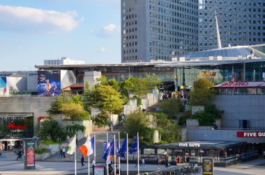 Puteaux, Fransa - 26 Haziran 2024 - Fransa 'nın başkentinin ana ticaret bölgesi Paris-La Dfense' deki Unibail-Rodamco 'nun Westfield Les Quatre Temps, Fransa' nın en işlek ticaret merkezi batı girişinin peyzajlı girişi