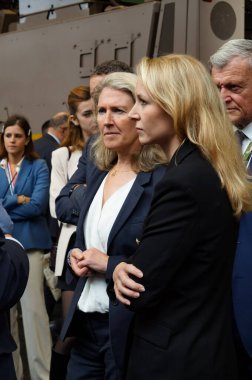 Paris Nord Villepinte, Fransa - 25 Haziran 2024 - Muhafazakar MEP 'ler Marion Marchal ve Laurence Trochu, Avro Fuarı sırasında Fransız zırhlı araç üreticisi Arquus' un standını ziyaret ettiler