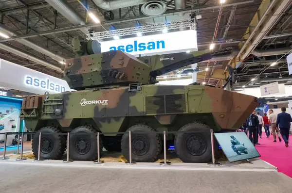 Paris Nord Villepinte, Fransa - 25 Haziran 2024 - Korkut, Türk üretici Aselsan tarafından Eurosatory Arms Fair 'de sunulan Oerlikon ikiz top ile donatılmış otomatik bir uçaksavar silahı (SAAP)