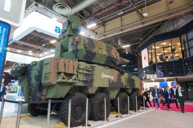 Paris Nord Villepinte, Fransa - 25 Haziran 2024 - Korkut, Türk üretici Aselsan tarafından Eurosatory Arms Fair 'de sunulan Oerlikon ikiz top ile donatılmış otomatik bir uçaksavar silahı (SAAP)