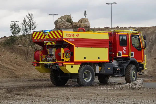 Paris Nord Villepinte, Fransa - 25 Haziran 2024 - Fransız üreticisi SIDES 'in D14 P4x4 itfaiye aracı, Renault marka bir kamyonun engebeli bir arazideki Eurosatory silah fuarında yapılan canlı tanıtım sırasında,