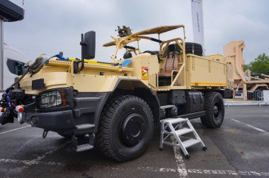 Paris Nord Villepinte, Fransa - 21 Temmuz 2024 - PLFS Grizzly veya Sabre, Fransız Ordusu paraşüt birliklerinde hizmet veren özel kuvvet kamyonu, üreticisi Arquus tarafından Eurosatory Show 'da sergilenmektedir.