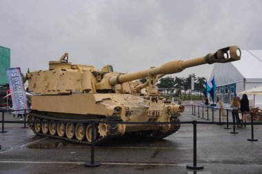 Paris Nord Villepinte, Fransa - 21 Haziran 2024 - Birleşik Devletler Ordusu M109, Eurosatory Uluslararası Silah Fuarı 'nda sergilenmekte olan, üretici BAE Systems' in 155 mm 'lik itişli bir havan topu
