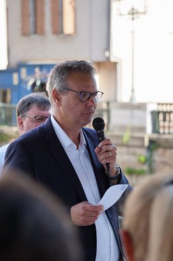 Castres, Fransa - 5 Temmuz 2024 - Tarn Temsilcisi, sağ görüşlü sendika adayı Guilhem Carayon ile yapılan seçim toplantısında Ulusal Meclis üyesi Frdric Cabrolier (RN)
