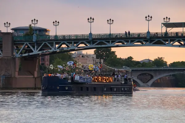 Toulouse, Fransa - 14 Temmuz 2024 - Saint-Pierre ve Viguerie Limanı 'ndaki Garonne Nehri' nde yelken açan tekne, turistleri gün batımını ve Ulusal Havai fişek Günü 'nü izlemeye götürüyor.