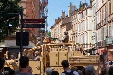 Toulouse, Fransa - 14 Temmuz 2024 - Fransız Ordusu 'nun PLFS Grizzly' si, Arquus tarafından üretilen paraşüt özel kuvvetleri için bir arazi taktik kamyonu, Ulusal Gün 'de düzenlenen askeri geçit töreninde sergilendi.