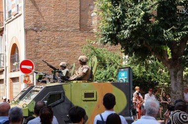 Toulouse, Fransa - 14 Temmuz 2024 - Fransız Ordusu 'nun hafif zırhlı araçları Arquus tarafından üretilen, paraşütçü birlikleri ve makineli tüfeklerle donatılmış,