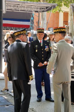 Toulouse, Fransa - 14 Temmuz 2024 - Occitanie Bölgesi Valisi Pierre-Andr Durand, Ordu Tuğgeneral Frdric Danigo ve bir Jandarma Korgenerali Ulusal Gün askeri geçit töreninde