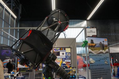 Aussonne, Fransa - 24 Mayıs 2024 - MEETT Sergi Merkezi 'nde düzenlenen Toulouse Uzay Festivali' nde, ışık koleksiyonu için ikincil aynası bulunan profesyonel bir astronomik teleskop sunuldu.