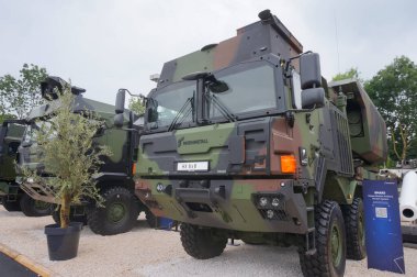 Paris Nord Villepinte, Fransa - 20 Haziran 2024 - Global Mobil Topçu Sistemi (GMARS), bir Rheinmetall (Almanya) RMV HX 8x8 kamyonunda Lockeed-Martin (ABD) M270 MLRS roketatar