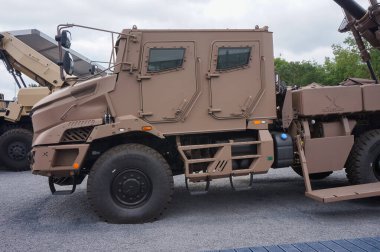 Paris Nord Villepinte, Fransa - 20 Haziran 2024 - Fransız üreticiler KNDS Nexter ve Arquus tarafından Eurosatory Silah Fuarı 'nda gösterilen yeni Caesar Mk2 NG 155mm-52 itişli havan topunun zırhlı kabini