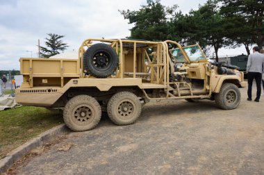 Paris Nord Villepinte, Fransa - 25 Haziran 2024 - Masstech T6 VOS APP, Toyota Land Cruiser 70 Serisi tabanlı ve Fransız üretici Technamm tarafından dönüştürülmüş bir taktik savaş aracı