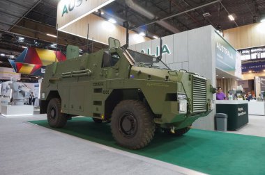 Paris Nord Villepinte, Fransa - 19 Haziran 2024 - Bushmaster Protected Mobility Vehicle (PMV), üreticisi Thales Australia tarafından Eurosatory International Arms Show 'da sergilenen 4x4' lük askeri kamyon