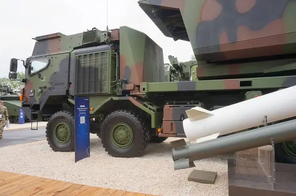 Paris Nord Villepinte, Fransa - 20 Haziran 2024 - Global Mobil Topçu Sistemi (GMARS), bir Rheinmetall (Almanya) RMV HX 8x8 kamyonunda Lockeed-Martin (ABD) M270 MLRS roketatar