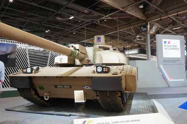 stock image Paris Nord Villepinte, France - June 21, 2021 - Nexter Leclerc XLR, the French Army's main battle tank, on display on the exhibition booth of the Ministry of Armed Forces at Eurosatory Arms Fair