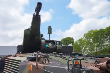 Paris Nord Villepinte, Fransa - 20 Haziran 2024 - Alman Rheinmetall ve KMW 'den Puma S1 IFV' nin tareti Eurosatory 'de gösteriliyor, 30 mm' lik bir top ve PSM, Hensoldt, Dedrone 'un anti-UAV sistemi ile donatılmış.