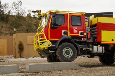 Paris Nord Villepinte, Fransa - 25 Haziran 2024 - Fransız imalatçı SIDES 'in (Armoric Holding) D14 P4x4 itfaiye motoru, Eurosatory' deki canlı bir tanıtım sırasında tüm tekerden çekişli Renault şasesine dayanmaktadır.