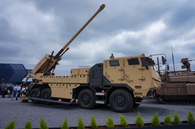 Paris Nord Villepinte, Fransa - 19 Haziran 2024 - Fransız üretici KNDS Nexter 'in 155 mm' lik kendinden itişli Howitzer 'inin 8x8' lik versiyonu olan Eurosatory Silah Fuarı 'nda gösterildi.