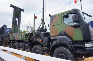 Paris Nord Villepinte, Fransa - 25 Haziran 2024 - Eurosatory Arms Fair (MBDA, Thales) tarafından gösterilen Fransız-Avrupa hava savunma sistemi Mamba SAMP-T için Renault Trucks füze fırlatıcısı