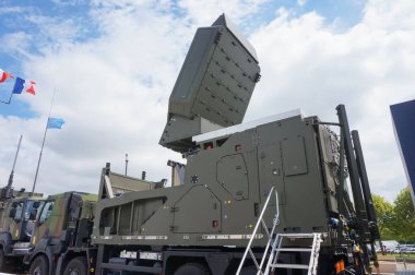 Paris Nord Villepinte, Fransa - 20 Haziran 2024 - Yer Yangını 300, Fransız üretici Thales tarafından Renault K kamyonuna monte edilmiş bir hava savunma radarı Eurosatory 'de Eurosam' ın SAMP-T sistemi ile sunuldu.