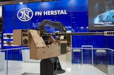 Paris Nord Villepinte, Fransa - 19 Haziran 2024 - Belçikalı silah üreticisi FN Herstal 'in uzaktan kumandalı bir silah istasyonu olan DeFNder Medium, Eurosatory Arms Fuarında 12.7 mm' lik makineli tüfek ile sergilenmektedir.