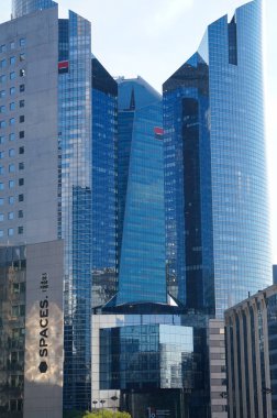 Puteaux, Fransa - 26 Haziran 2024 - İkiz gökdelenler Alicante ve Chassagne, Fransız Socit gnrale bankasının merkezi, Paris-La Dfense İş Bölgesi, başkentin banliyöleri