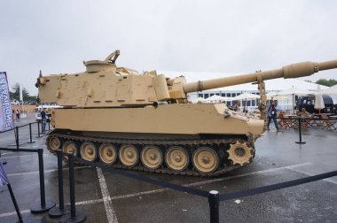 Paris Nord Villepinte, Fransa - 20 Haziran 2024 - Birleşik Devletler Ordusu M109, Avrupa Uluslararası Silah Fuarı 'nda sergilenen, üretici BAE Systems' in 155 mm itişli bir havan topu.